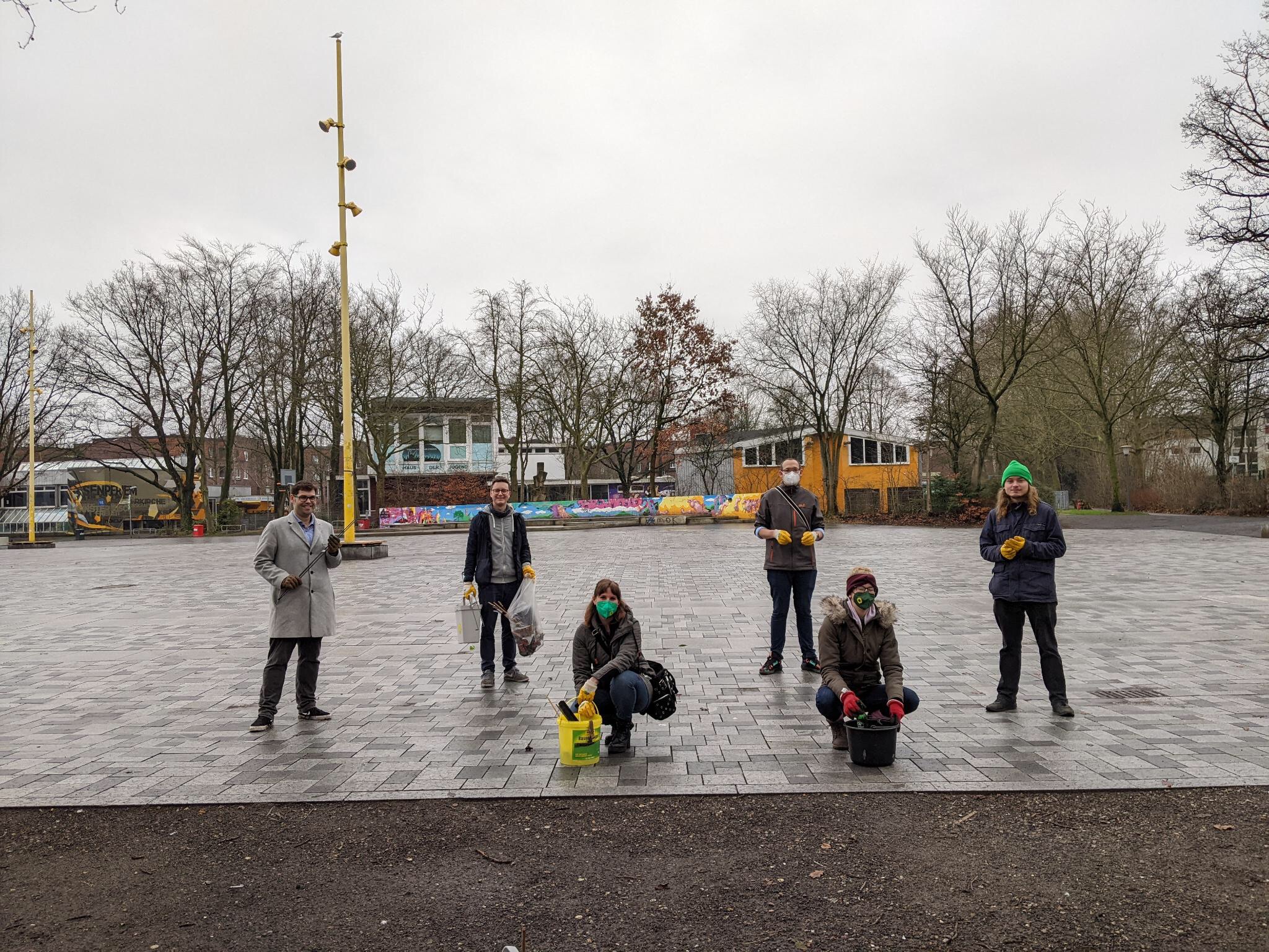 6 Personen posieren