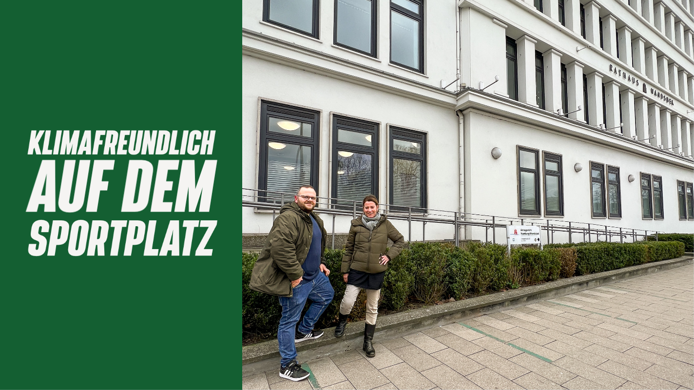 Links: Grüner Hintergrund davor Text "Klimafreundlich auf dem Sportplatz". Rechts: Bild von Patrick Martens, Fachsprecher Sport SPD u. Katja Rosenbohm, Fachsprecherin Sport GRÜNE vor Rathaus Wandsbek