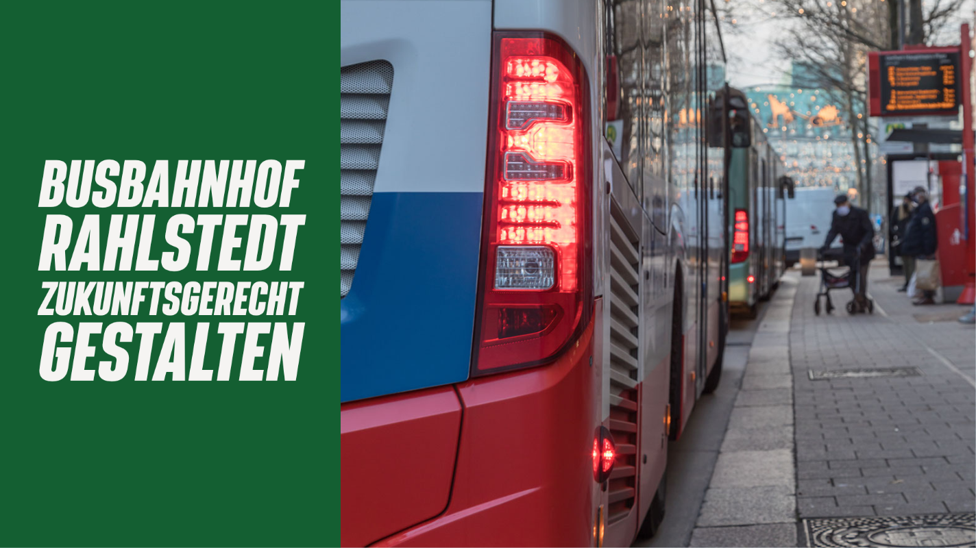 Links Grüner Hinterrgund und Text "Busbahnhof Rahlstedt zukunftsgerecht gestalten" Rechts Foto von Bus der an Bushaltestelle hält. Ältere Person mit Gehhilfe will einsteigen.
