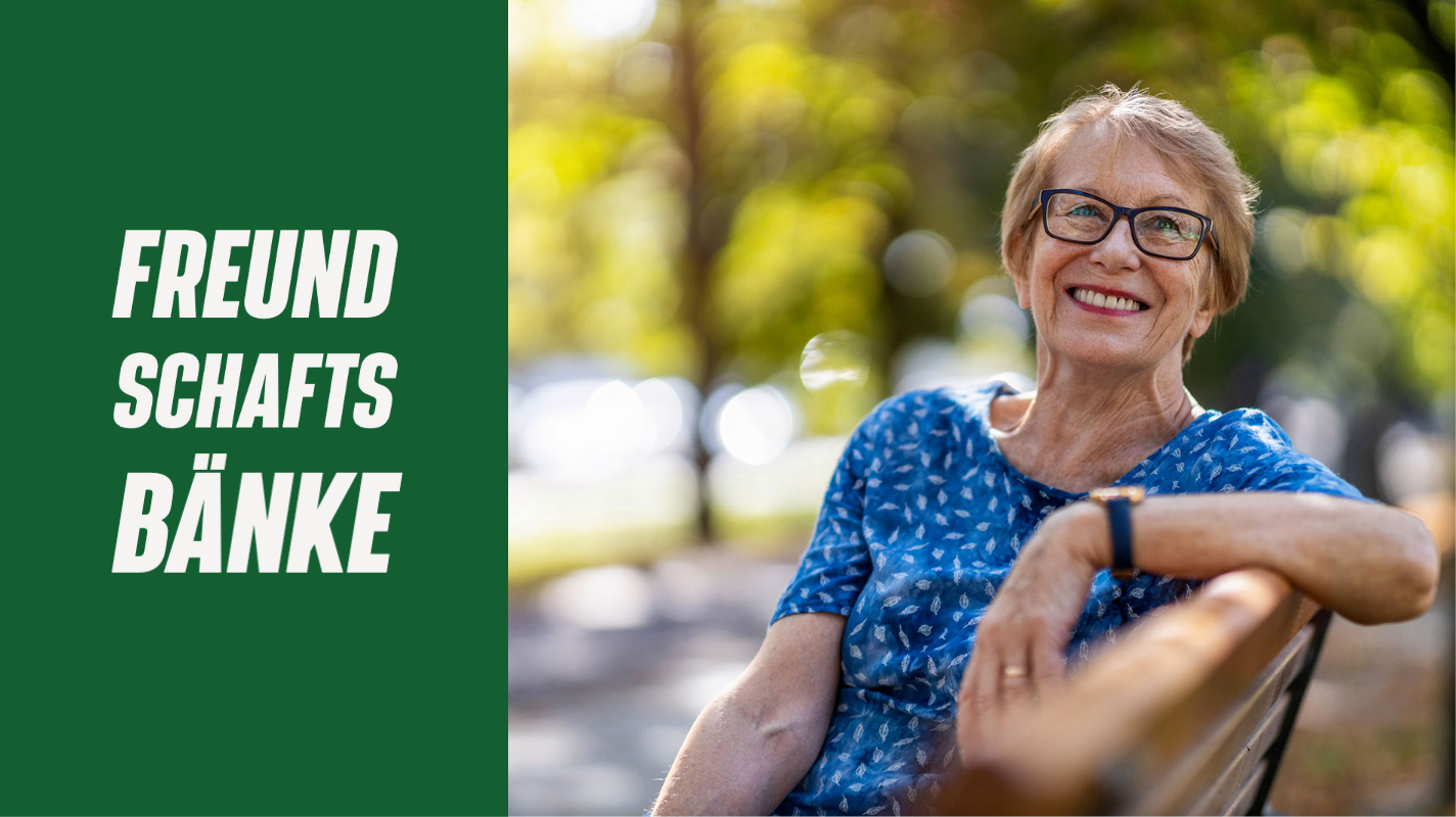 Recht Grüner Hitnergrund mit Text "Freundschaftsbänke" Links Foto von älterer Frau die auf einer Bank sitzt, von der Seite fotografiert und in die Kamera lächelt. Sie trägt eine kurze Bluse und im Hintergrund sind Bäume, die Sonne scheint.
