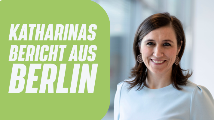 links grüner Hintergrund mit Text "Katharinas Bericht aus Berlin, rechts Portraitfoto von Katharina Beck