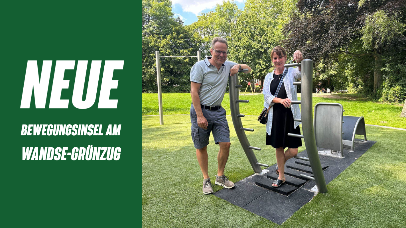 Foto von Ingo und Katja die an Sportgeräten gelehnt im Grünen stehen.