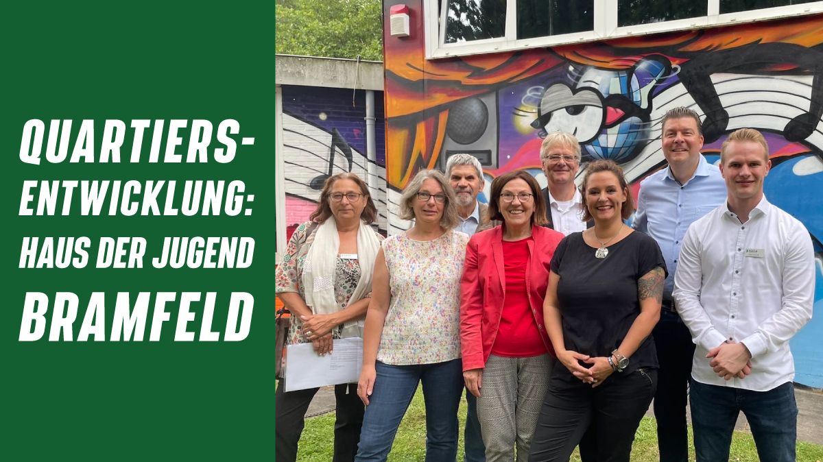 Gruppenfoto vor Haus der Jugend und Titel "Quartiersentwicklung: Haus der Jugend Bramfeld"