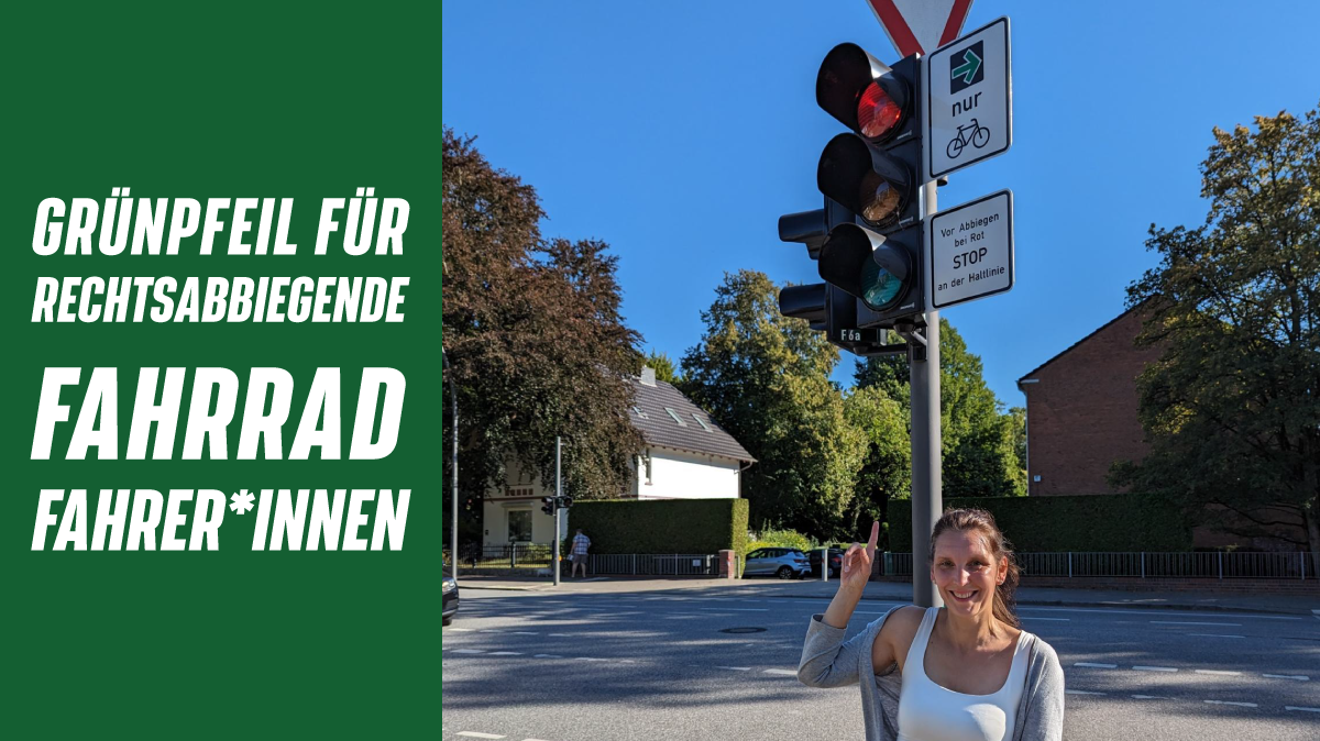 Rechts Titel vor Grünem Hitenrgrund "Grünpfeil für rechtsabbiegende Fahrradfahrer*innen" links Foto von Simone vor dem Grünpfeil in Rahlstedt