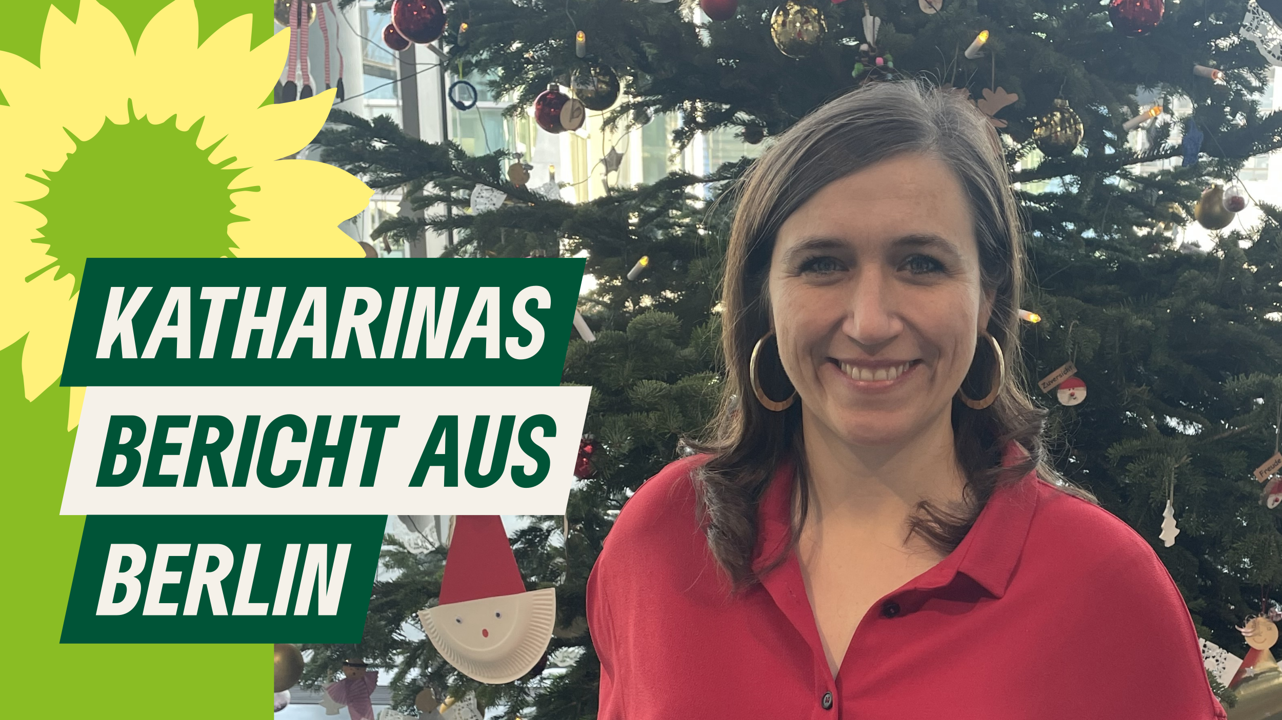 Katharina vor einem Weihnachtsbaum mit Text: Katharinas Bericht aus Berlin